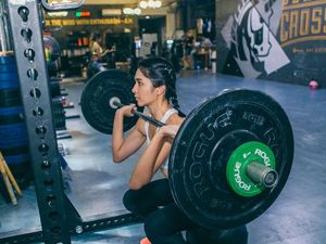 6 Artis Wanita yang Sukanya Angkat Beban, Strong Abis!