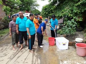 Pengungsi Banjir di Trenggalek Pulang, BPBD Pasok Air Bersih Pengungsi Banjir di Trenggalek Pulang, BPBD Pasok Air Bersih
