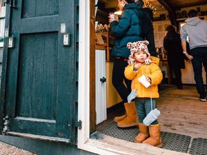 Suka Es Krim, Begini Gaya Nastusha Olivia Alinskie Saat Menikmatinya