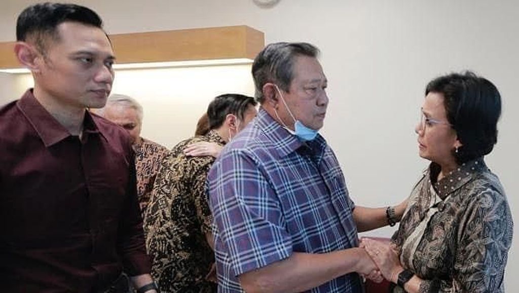Momen Hangat Sri Mulyani Jenguk Ani Yudhoyono di Singapura