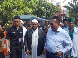 M Taufik Temui Massa Aksi Dukung Jual Saham Bir Pemprov DKI