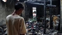 Api Hanguskan Pemukiman Padat Penduduk di Johar Baru
