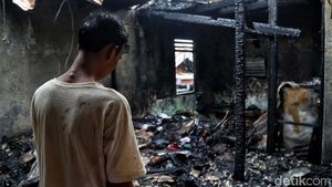Api Hanguskan Pemukiman Padat Penduduk di Johar Baru