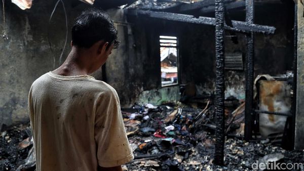 Api Hanguskan Pemukiman Padat Penduduk di Johar Baru