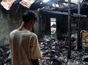 Api Hanguskan Pemukiman Padat Penduduk di Johar Baru