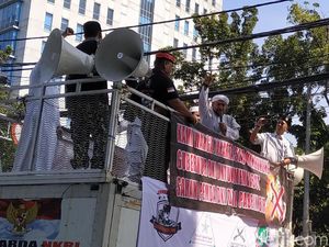 Aksi Pro Jual Saham Bir, Novel Bamukmin Tuding Anggota DPRD Pembela Miras Aksi Pro Jual Saham Bir, Novel Bamukmin Tuding Anggota DPRD Pembela Miras