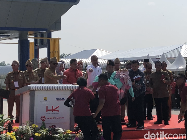 Detik-detik Seorang Ibu Terobos Paspampres, Ngadu ke Jokowi, Lalu Pingsan