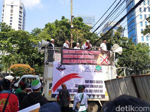 Massa Aksi Dukung Jual Saham Bir Pemprov DKI Bubarkan Diri