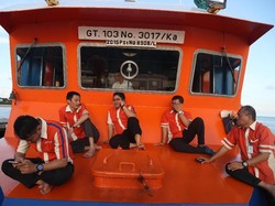 Cara Unik Karyawan Bank Terapung Bunuh Penat Berhari-hari di Lautan