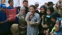 Momen Menteri Rini Cicipi Nasi Bungkus Pengungsi Banjir di Madiun