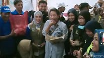 Momen Menteri Rini Cicipi Nasi Bungkus Pengungsi Banjir di Madiun