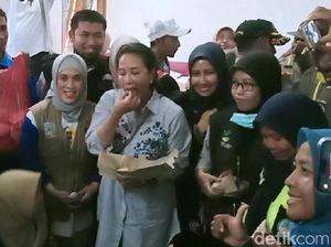 Momen Menteri Rini Cicipi Nasi Bungkus Pengungsi Banjir di Madiun