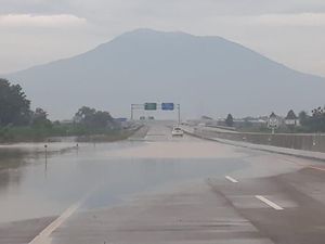 Genangan Air Surut, Tol Caruban-Madiun Sudah Bisa Dilalui Genangan Air Surut, Tol Caruban-Madiun Sudah Bisa Dilalui