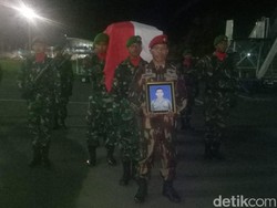 Tiba di Lombok, Jenazah Serda Mirwariyadin Dibawa ke Bima Lewat Darat