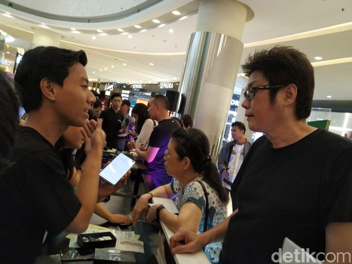 Tony Goh, pembeli pertama Galaxy S10. Foto: Agus Tri Haryanto/inet Tony Goh, pembeli pertama Galaxy S10. Foto: Agus Tri Haryanto/inet
