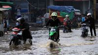 Aksi Nekat Warga Terobos Banjir di Jalan Dayeuhkolot-Banjaran
