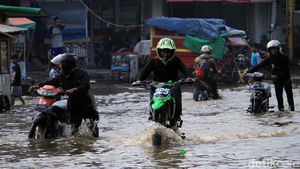 Aksi Nekat Warga Terobos Banjir di Jalan Dayeuhkolot-Banjaran