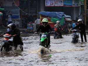 Aksi Nekat Warga Terobos Banjir di Jalan Dayeuhkolot-Banjaran