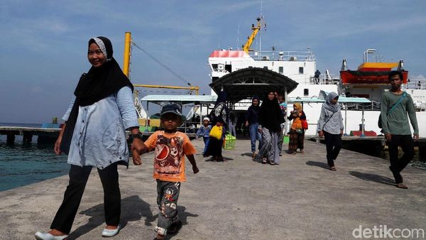 Hiruk Pikuk Aktivitas Kapal Tol Laut di Kawasan Pulau Pramuka
