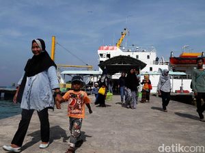 Hiruk Pikuk Aktivitas Kapal Tol Laut di Kawasan Pulau Pramuka