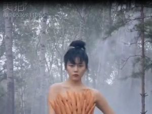 Unik! Model Ini Kenakan Baju Berbahan Wortel Hingga Selada