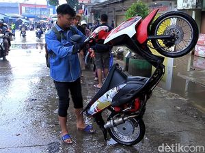 Video: Motor-motor Ngambek setelah Terjang Banjir di Dayeuhkolot