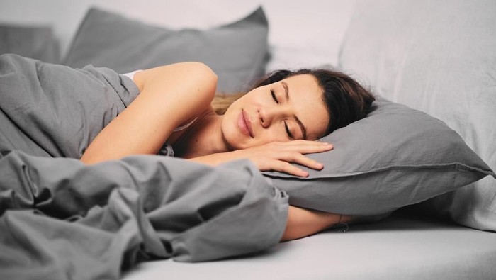 Ilustrasi wanita tidur. Foto: iStock