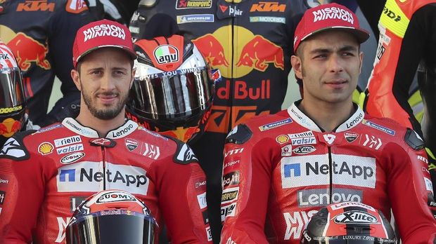 Danilo Petrucci dan Andrea Dovizioso naik podium di MotoGP Italia 2019. (