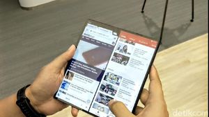 Menggenggam Ponsel Layar Lipat Huawei Mate X di Jakarta