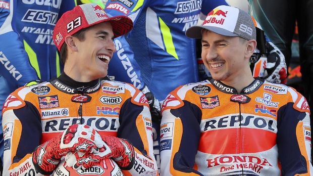 Marc Marquez membela Jorge Lorenzo usai balapan MotoGP Catalunya 2019.