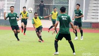 Kemudian, pemain dibagi menjadi dua kelompok untuk mulai lagi mengasah taktik yang akan diterapkan pada Sabtu (9/3/2019).
