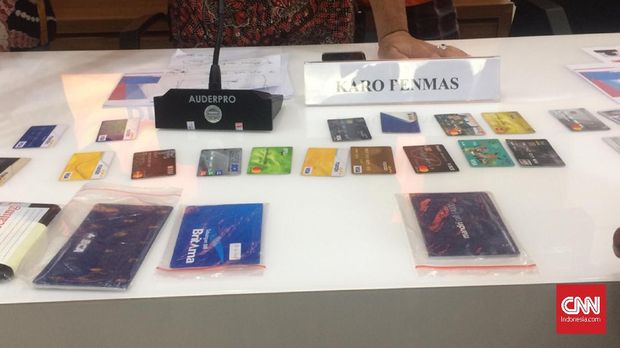 Buku tabungan dan kartu ATM yang disita dalam kasus penipuan terhadap WN Meksiko.