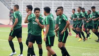 Dalam sesi latihan tersebut, Indra memberikan sejumlah menu latihan. 