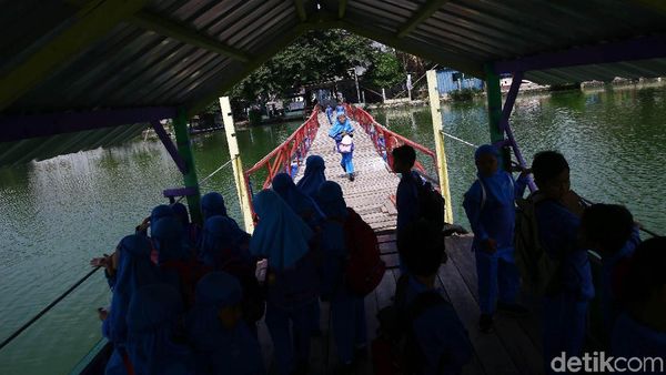 Persingkat Jarak Tempuh, Warga Lebih Senang Naik Perahu Eretan