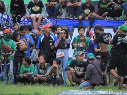 Stadion Penuh, Bonek Saksikan Persib Vs Persebaya di Tepi Lapangan