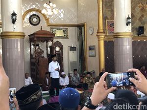 Salat Jumat di Masjid Lampung, Jokowi Serahkan 814 Sertifikat Wakaf