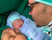 Istri Hanif Dhakiri melahirkan