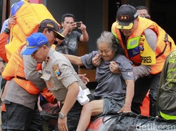 Cerita Polisi Ngawi Bantu Pemakaman di Tengah Banjir Melanda