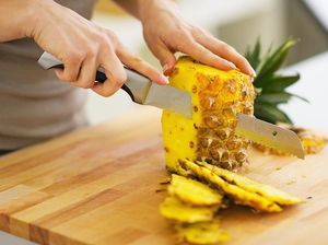 Begini Nih Cara Makan Buah Nanas yang Benar dan Praktis