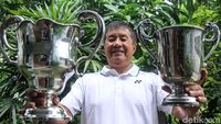 Rudy Hartono Pamer Piala dan Medali All England