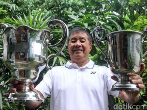 Rudy Hartono Pamer Piala dan Medali All England Rudy Hartono Pamer Piala dan Medali All England