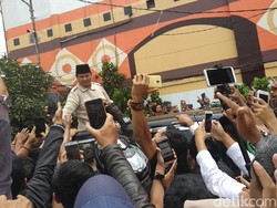 Jumatan di Masjid Agung Bandung, Prabowo Dikerubuti Pendukungnya