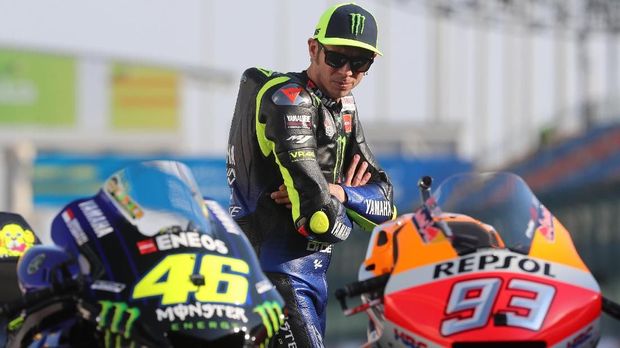 Valentino Rossi mengamati sepeda motor Marc Marquez jelang MotoGP Qatar 2019.