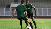 Dalam latihan ini pelatih asal Skotlandia itu menginginkan permainan dari kaki ke kaki.