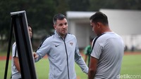 Simon McMenemy membahas strategi di latihan untuk diterapkan kepada Andik Vermansah dkk.