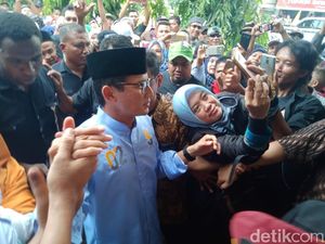 Naik Pesawat Menteri Susi, Sandi Kampanye di Pangandaran