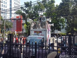 Massa Pendukung Jual Saham Bir Demo di Depan Gedung DPRD DKI