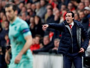 Kenapa Mkhitaryan Jadi Bek Kanan, Emery? Kenapa Mkhitaryan Jadi Bek Kanan, Emery?