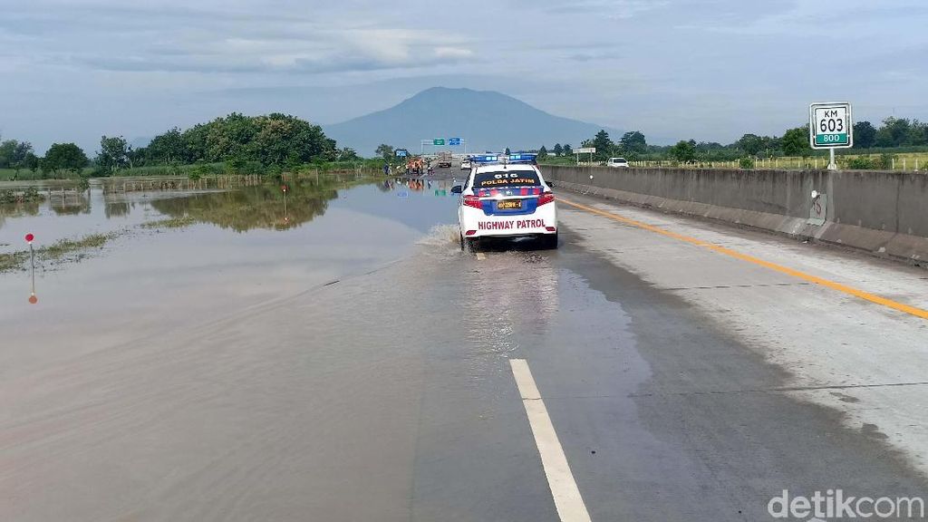 Masih Ada Genangan Air, Lalin di Tol Madiun Normal Masih Ada Genangan Air, Lalin di Tol Madiun Normal