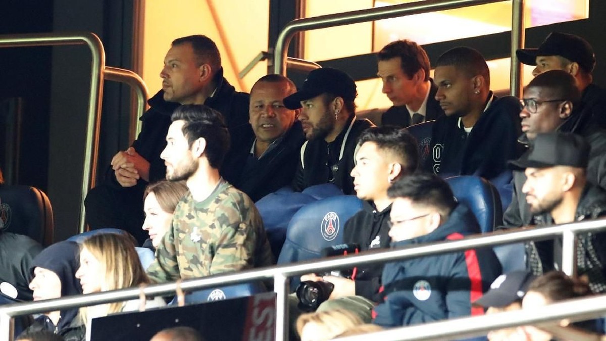 Neymar saat menyaksikan laga PSG vs MU di Parc des Princes, Kamis (7/3/2019) dini hari WIB. (Foto: Christian Hartmann/Getty Images)